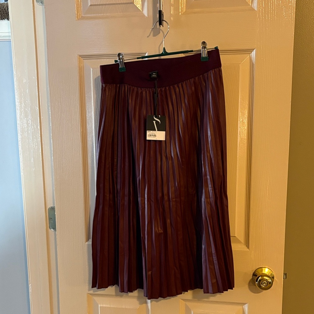 NWT Vera wang faux leather maroon midi skirt. Women’s medium petite.
